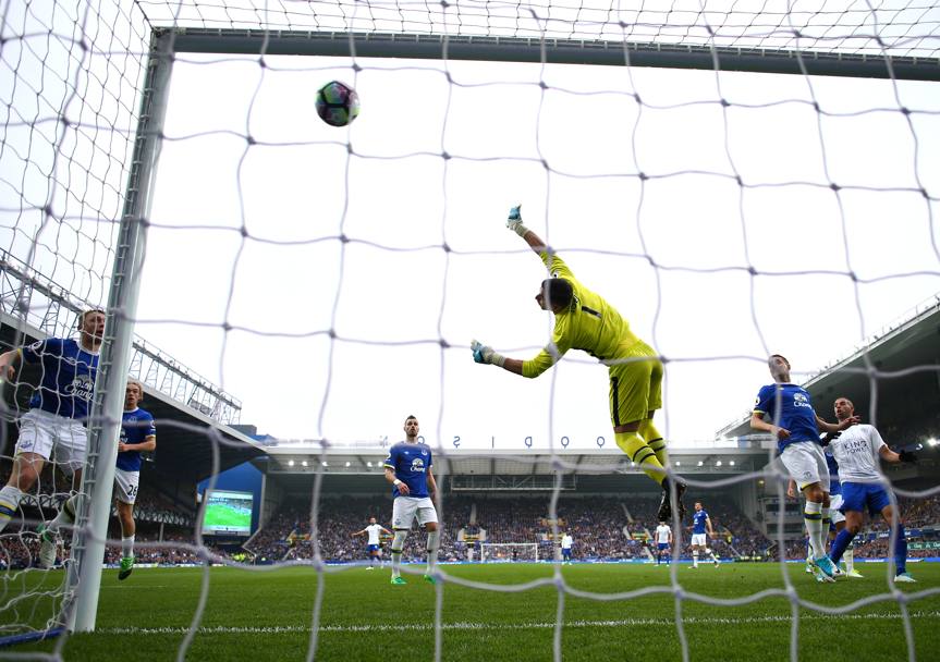 Calcio. Premier League. Everton-Leicester City. Il volo di Joel Robles dei Everton. Liverpool, England. (Getty Images)